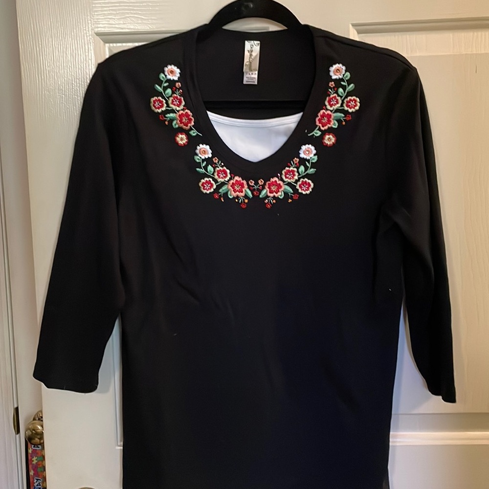 Black embroidery tee